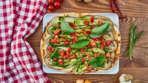 Delicious Fennel and Sweet Onion Pizza with Green Olives Recipe